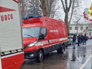 Incendio in zona San Siro a Milano, le fiamme bruciano l'appartamento dell'ultimo piano: evacuata la palazzina