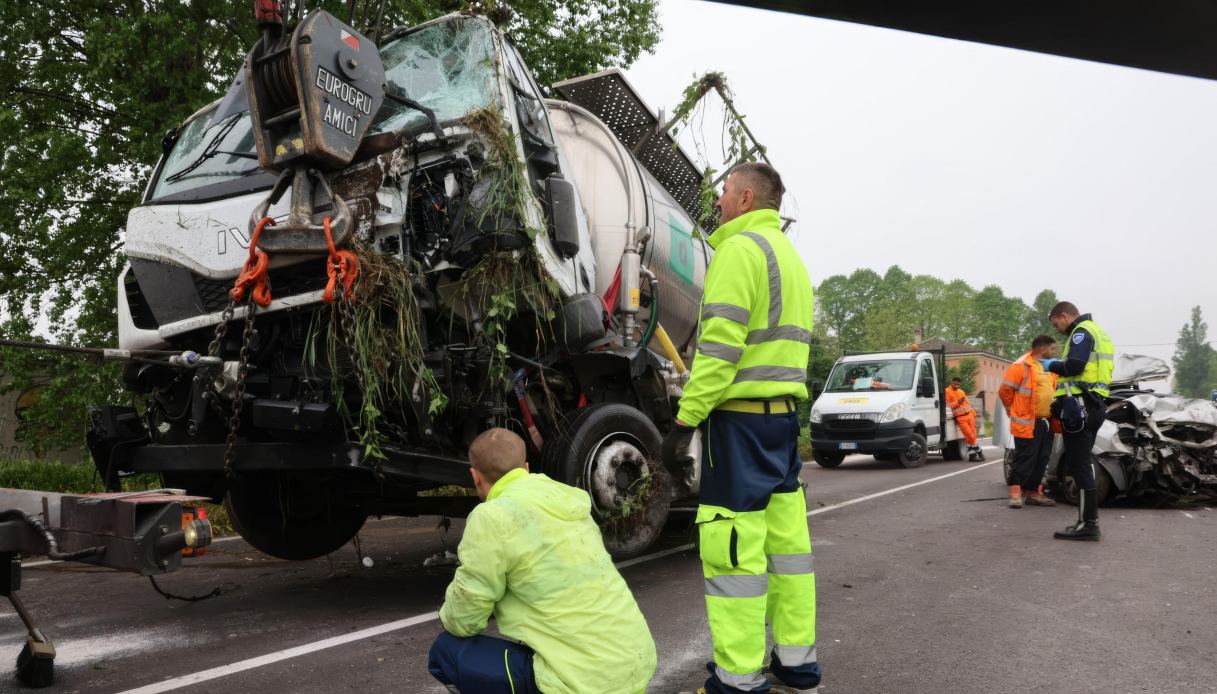 Scontro frontale tra auto e camion del latte in via Emilia Ovest a ...
