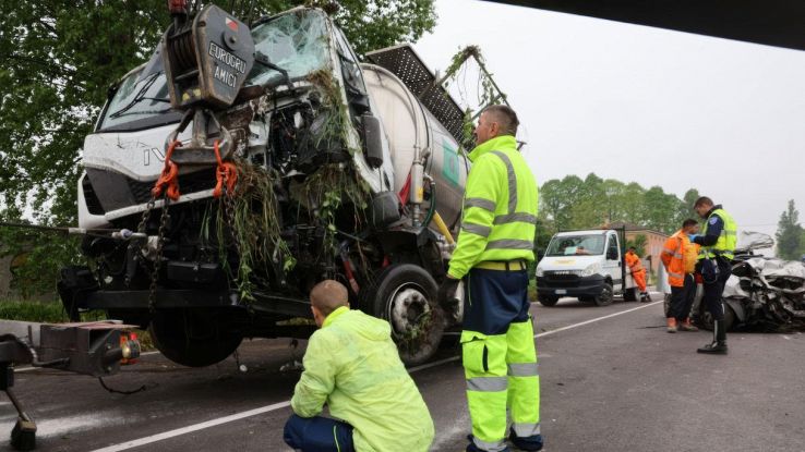 Scontro frontale tra auto e camion del latte in via Emilia Ovest a ...