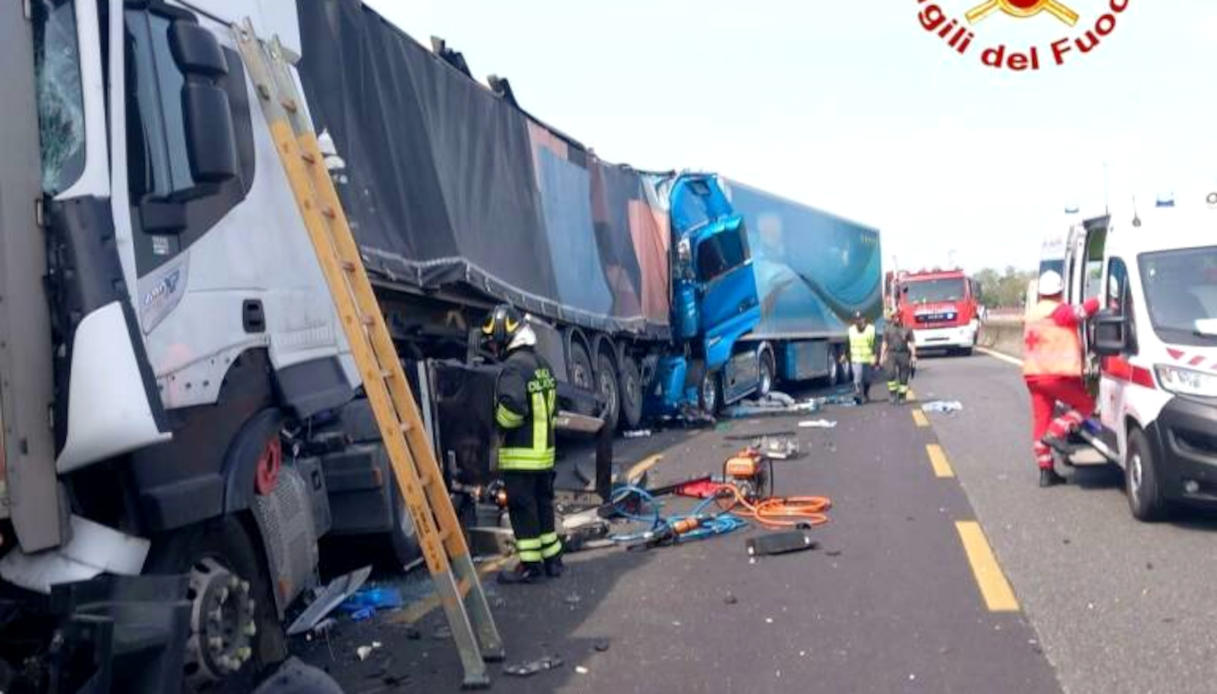 https://wips.plug.it/cips/notizie.virgilio.it/cms/2026/04/incidente-a1-tir.jpg
