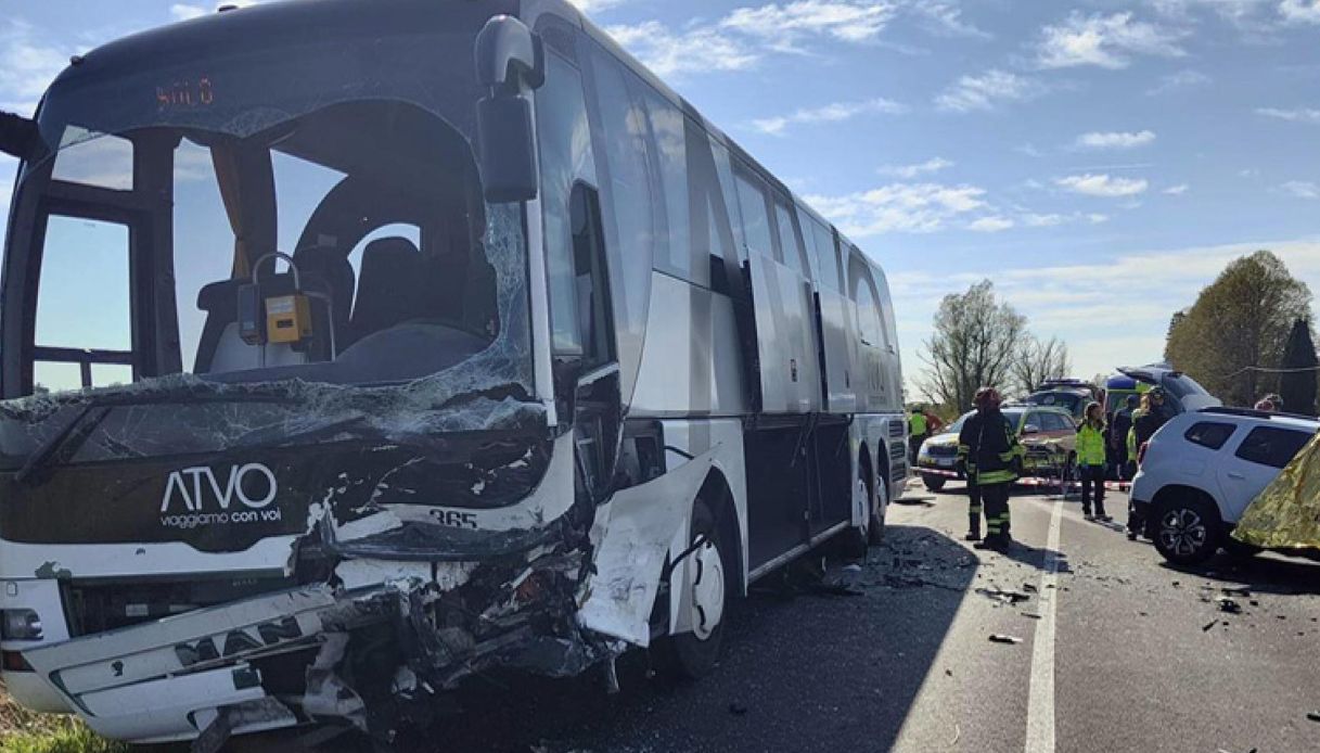 https://wips.plug.it/cips/notizie.virgilio.it/cms/2026/04/incidente-auto-autobus-venezia.jpg