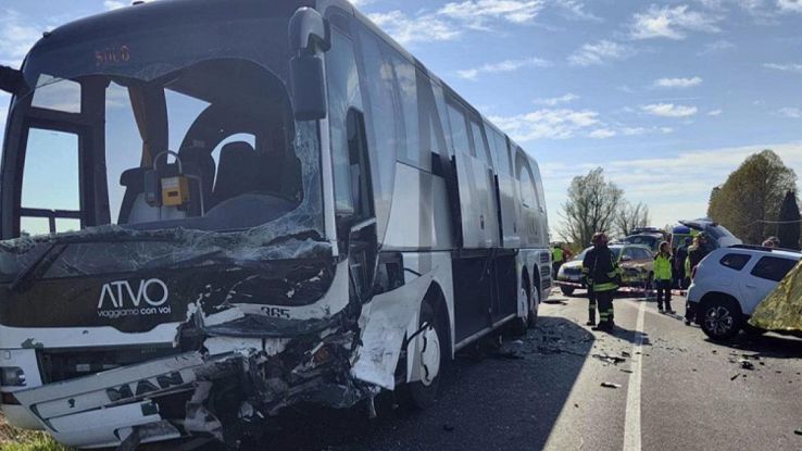 Incidente tra un’auto e un bus con 50 persone nel Veneziano, ci sono ...
