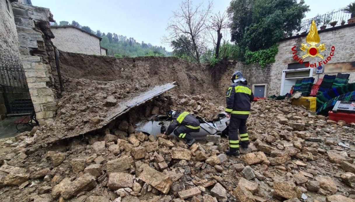 muro crollato su un auto ad ascoli in zona porta romana durante il maltempo veicolo distrutto dai detriti da Virgilio.it muro crollato su un auto ad ascoli in zona porta romana durante il maltempo veicolo distrutto dai detriti