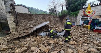 muro crollato Ascoli Piceno auto