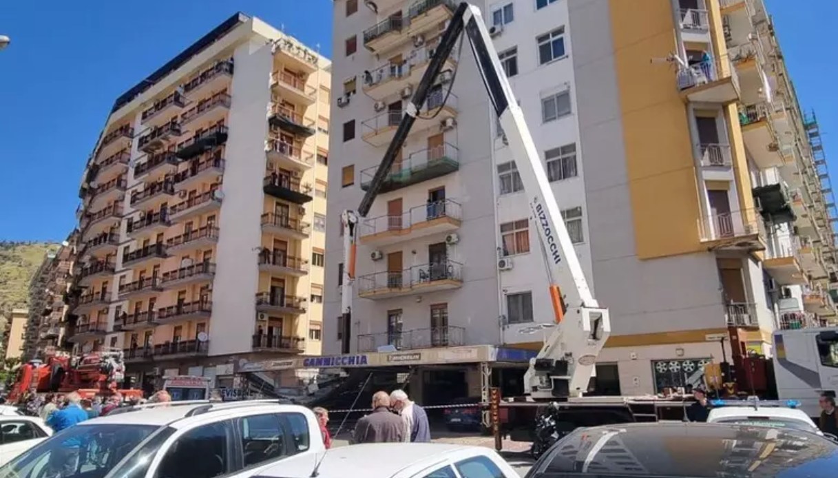 due operai morti a palermo precipitati dal carrello della gru un terzo si 232 salvato finendo su dei copertoni da Virgilio.it due operai morti a palermo precipitati dal carrello della gru un terzo si 232 salvato finendo su dei copertoni