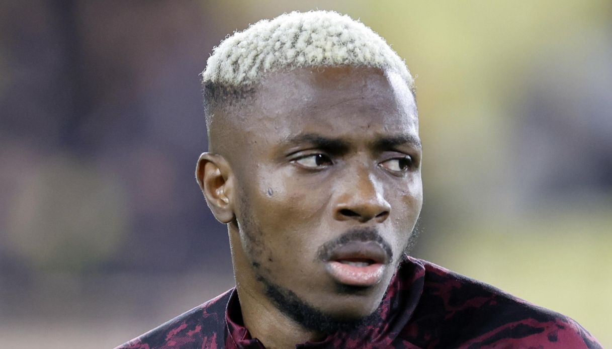 Osimhen denunciato da Mercedes, 90 mila euro di rate non pagate e Gle ibrida non restituita dopo il leasing