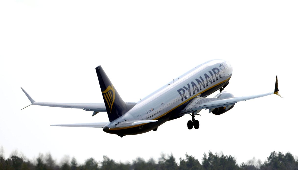 https://wips.plug.it/cips/notizie.virgilio.it/cms/2026/04/paura-sul-volo-ryanair-catania-atene.jpg