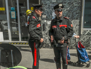 Dopo la rapina in banca a Napoli è nata una nuova truffa del finto carabiniere, come funziona il raggiro