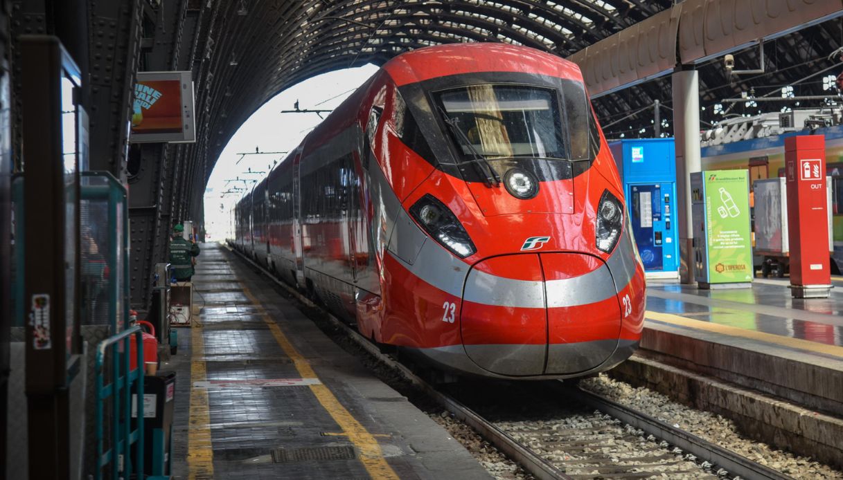 https://wips.plug.it/cips/notizie.virgilio.it/cms/2026/04/roma-firenze-treni-guasto.jpg