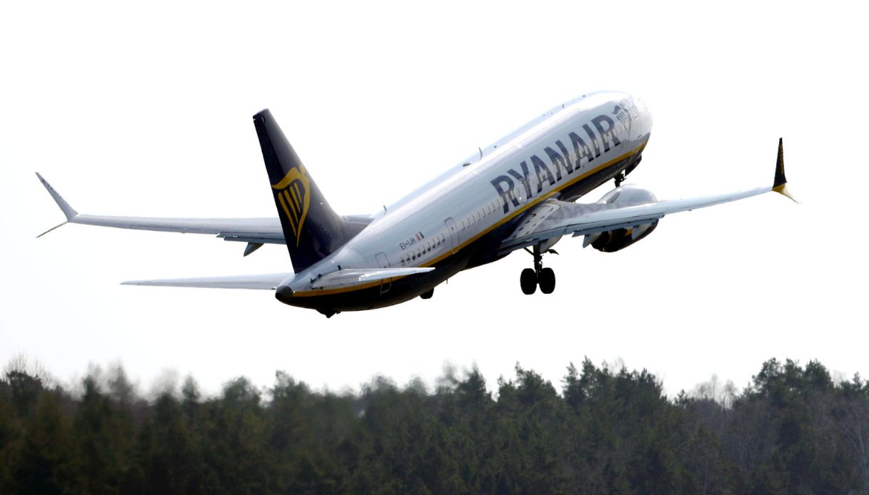 https://wips.plug.it/cips/notizie.virgilio.it/cms/2026/04/ryanair-cancella-voli-azzorre.jpg