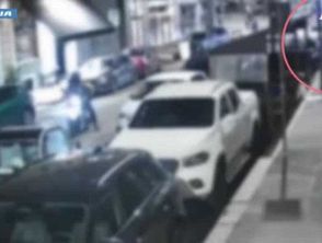 Uomo rapinato a Milano dell'orologio da 40mila euro, video del pedinamento: tre ladri arrestati e uno in fuga