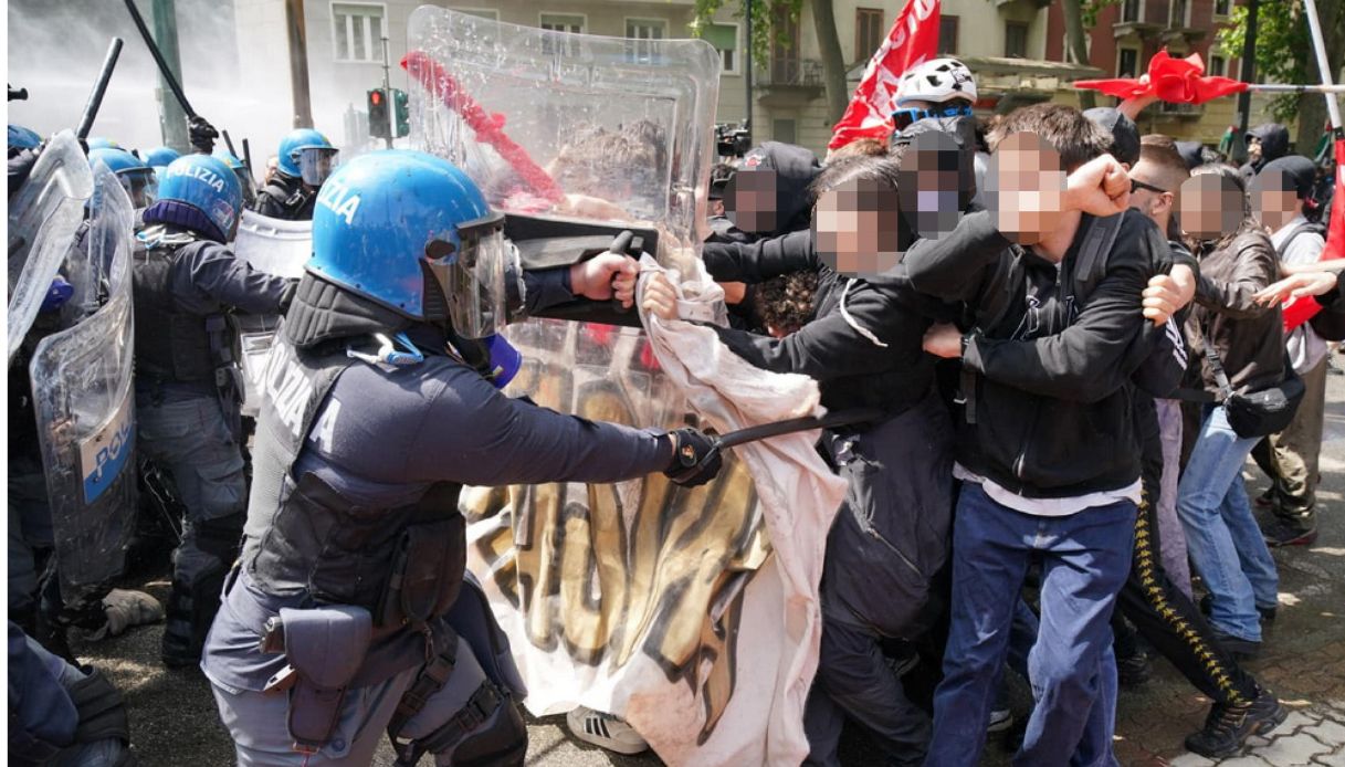 https://wips.plug.it/cips/notizie.virgilio.it/cms/2026/05/1-maggio-corteo-scontri-torino.jpg