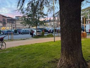 Accoltellato a Prato per difendere un collega, è ricoverato in gravi condizioni: fermati due sospettati