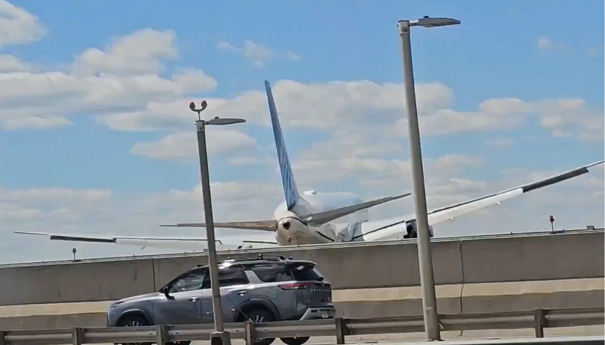 https://wips.plug.it/cips/notizie.virgilio.it/cms/2026/05/aereo-united-airlines-furgone-new-jersey.jpg