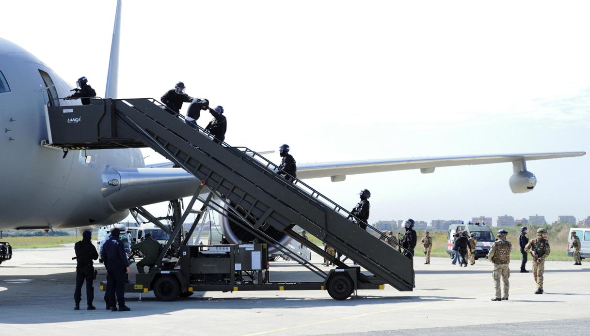 https://wips.plug.it/cips/notizie.virgilio.it/cms/2026/05/aereo-usa-dirottamento-atterraggio-emergenza.jpg