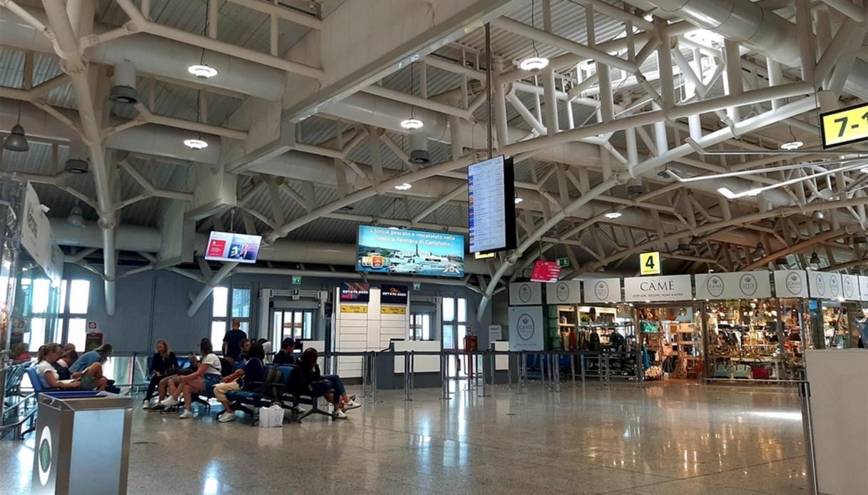 https://wips.plug.it/cips/notizie.virgilio.it/cms/2026/05/aeroporto-cagliari-disagi.jpg