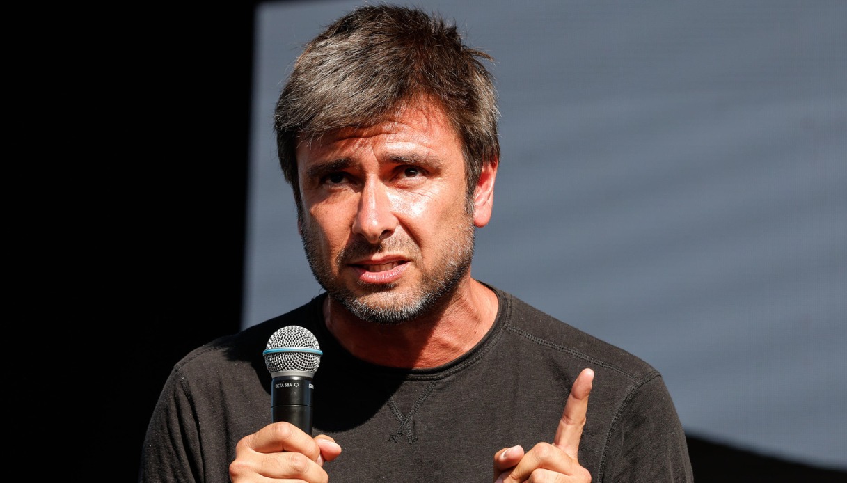 https://wips.plug.it/cips/notizie.virgilio.it/cms/2026/05/alessandro-di-battista-1.jpg