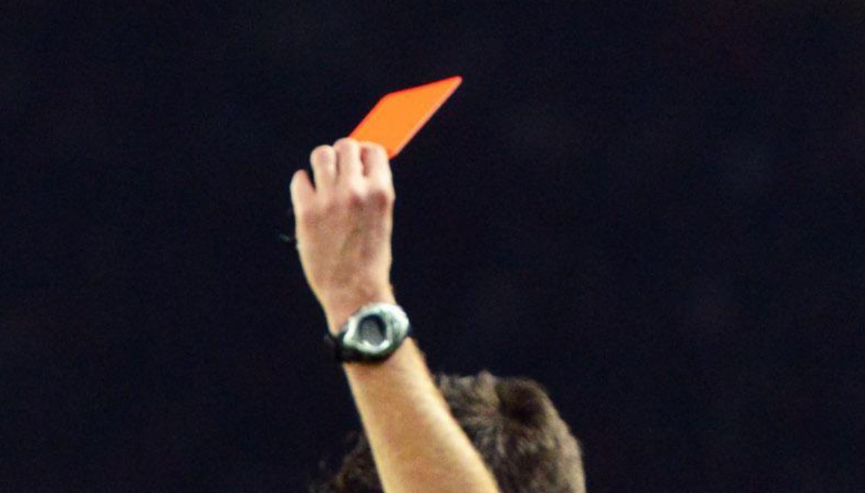 https://wips.plug.it/cips/notizie.virgilio.it/cms/2026/05/arbitro-sassari-usini-terza-categiria.jpg