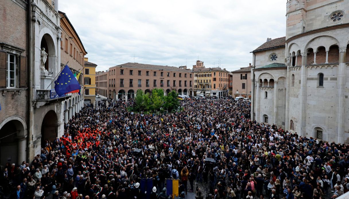 https://wips.plug.it/cips/notizie.virgilio.it/cms/2026/05/auto-folla-modena-manifestazione.jpg