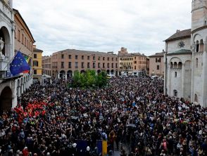Auto sulla folla a Modena, piazza Grande gremita alla manifestazione voluta dal sindaco Mezzetti: le foto