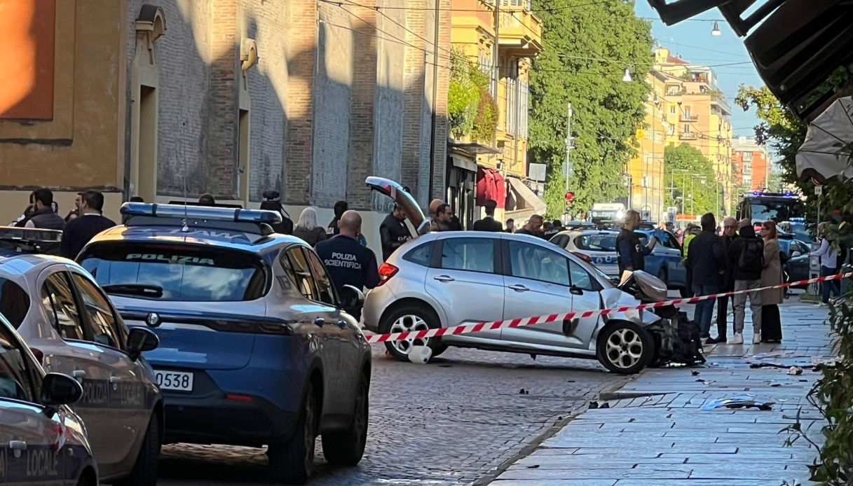https://wips.plug.it/cips/notizie.virgilio.it/cms/2026/05/auto-folla-modena-salim-el-koudri.jpg