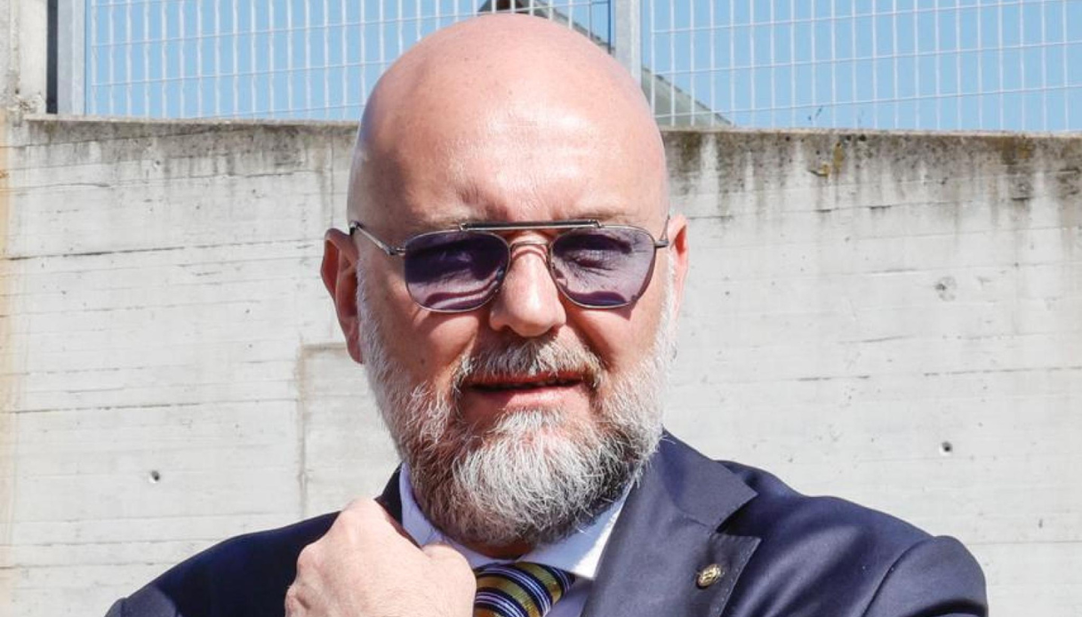 https://wips.plug.it/cips/notizie.virgilio.it/cms/2026/05/auto-folla-modena-sindaco-mezzetti.png