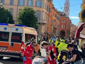 Auto a tutta velocità investe pedoni a Modena in via Emilia, ci sono diversi feriti di cui alcuni gravi