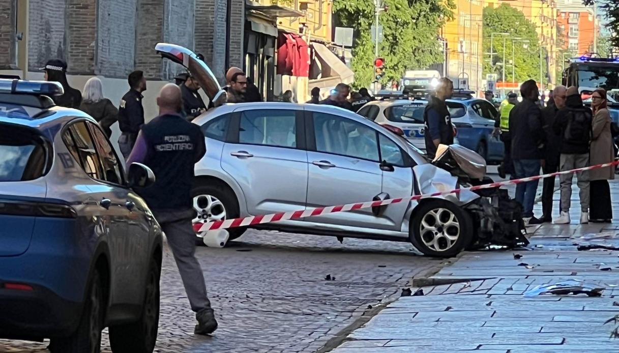 https://wips.plug.it/cips/notizie.virgilio.it/cms/2026/05/auto-sulla-folla-a-modena-salim-el-koudri-telefono.jpg