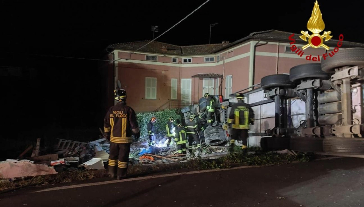 autotreno fuori strada sull aurelia si schianta contro una casa a orbetello scalo le immagini dell incidente da Virgilio.it autotreno fuori strada sull aurelia si schianta contro una casa a orbetello scalo le immagini dell incidente