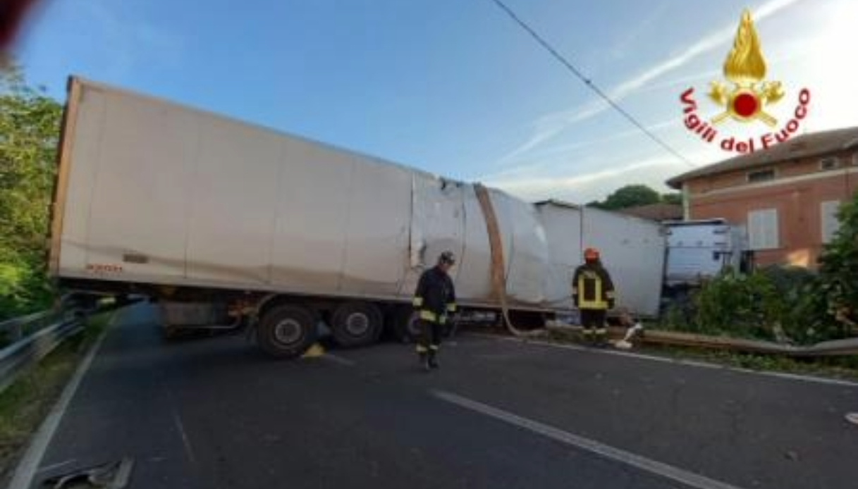 https://wips.plug.it/cips/notizie.virgilio.it/cms/2026/05/autotreno-orbetello-scallo-incidente-schianto-casa.jpg