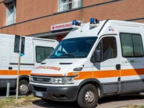 Bimba di due anni muore travolta da un'auto in retromarcia a Taranto, corsa in ospedale inutile