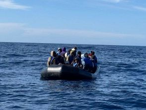 Bimbi scalzi e bendati per provare la rotta balcanica dei migranti, polemica sulla scuola in visita a Trieste