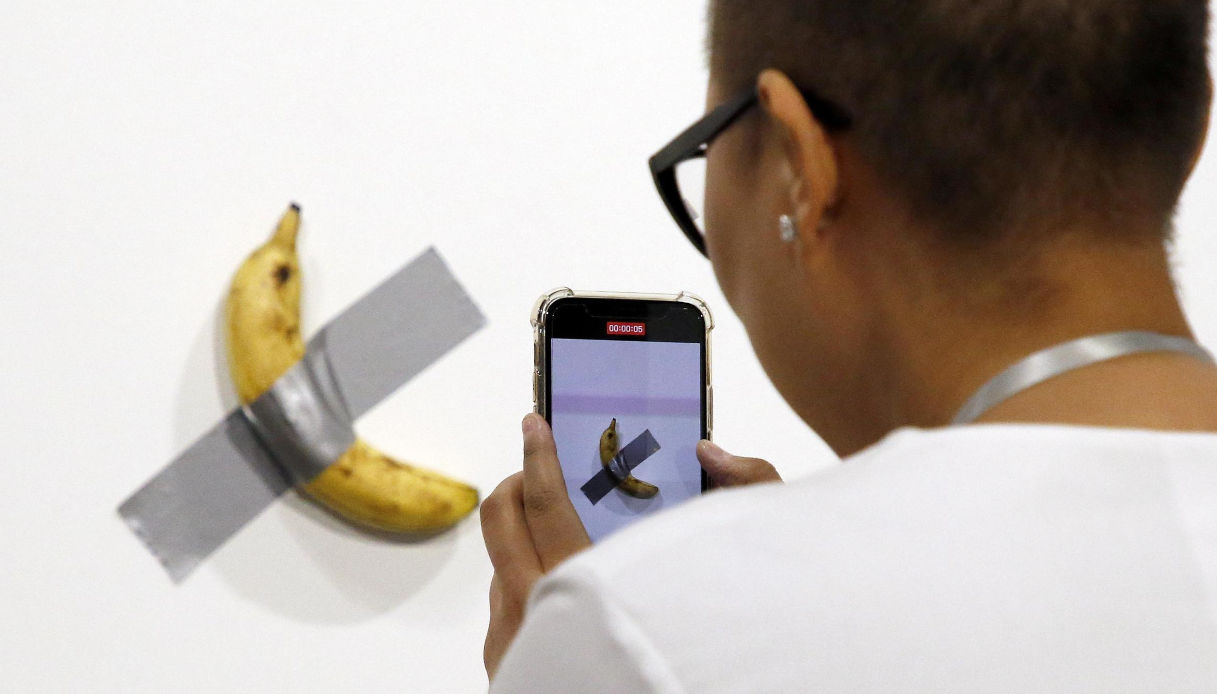 https://wips.plug.it/cips/notizie.virgilio.it/cms/2026/05/banana-di-cattelan-rubata.jpg