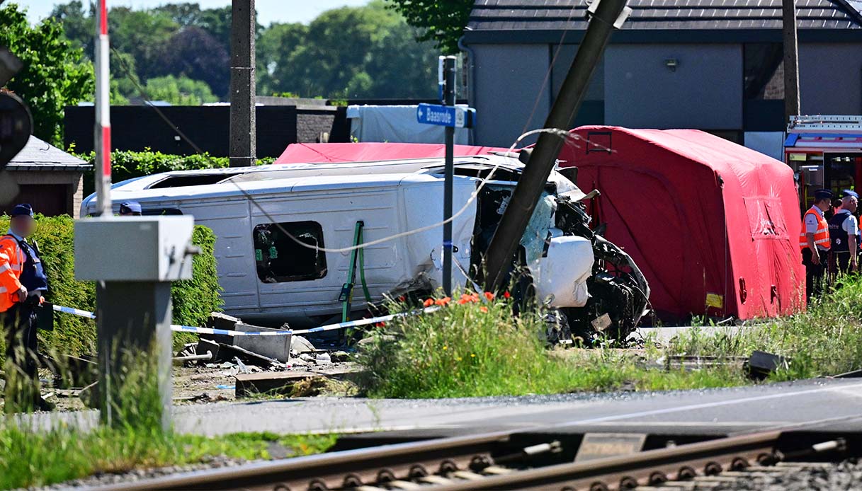 scuolabus travolto dal treno al passaggio a livello di buggenhout in belgio diversi morti le immagini da Virgilio.it scuolabus travolto dal treno al passaggio a livello di buggenhout in belgio diversi morti le immagini