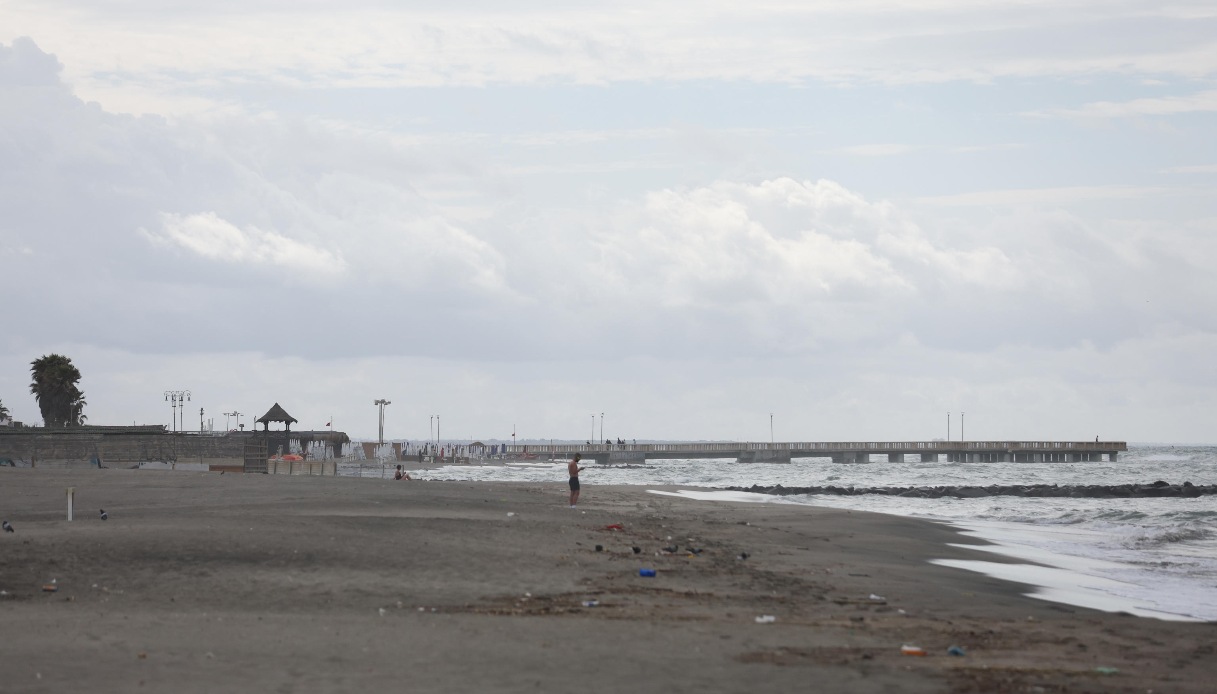 https://wips.plug.it/cips/notizie.virgilio.it/cms/2026/05/cadavere-spiaggia-ostia-roma.jpg