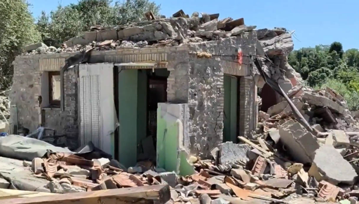 esplosione a bolsena vicino viterbo disperso il proprietario della villetta si scava sotto le macerie da Virgilio.it esplosione a bolsena vicino viterbo disperso il proprietario della villetta si scava sotto le macerie