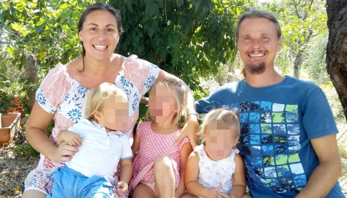 https://wips.plug.it/cips/notizie.virgilio.it/cms/2026/05/famiglia-nel-bosco-cantelmi-ricovero-figlia-nathan-catherine.jpg