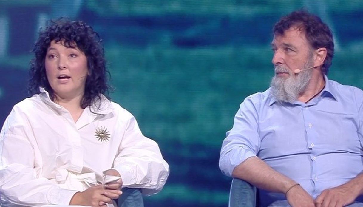 https://wips.plug.it/cips/notizie.virgilio.it/cms/2026/05/famiglia-nel-bosco-caprese-michelangelo-genitori-harald-nadia.jpg