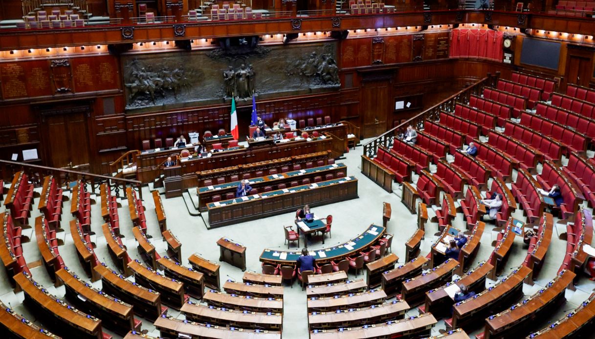 https://wips.plug.it/cips/notizie.virgilio.it/cms/2026/05/fdi-chat-frasi-antisemite-meloni-pd-m5s.jpg