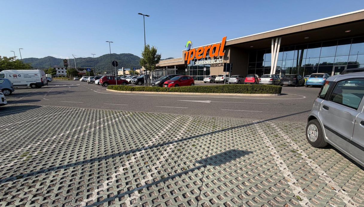 https://wips.plug.it/cips/notizie.virgilio.it/cms/2026/05/freccia-iperal-parcheggio.jpg