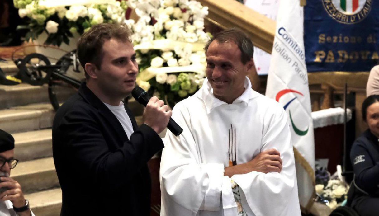 https://wips.plug.it/cips/notizie.virgilio.it/cms/2026/05/funerali-alex-zanardi-figlio-niccolo.jpg