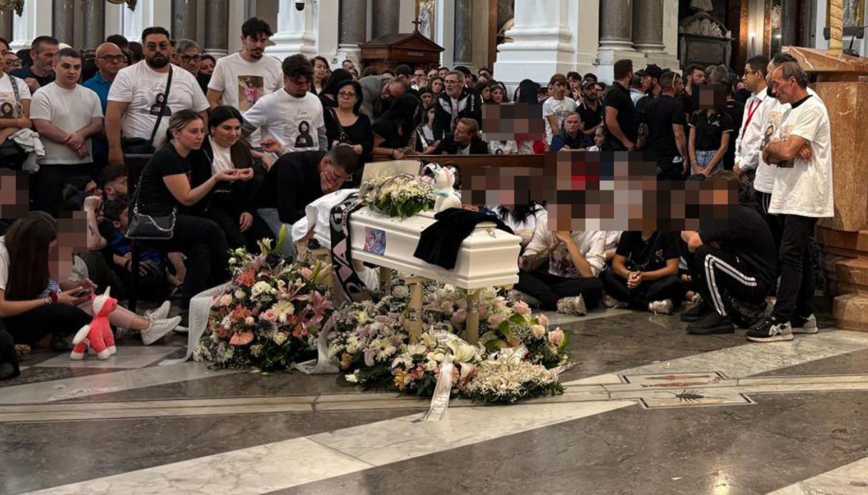 https://wips.plug.it/cips/notizie.virgilio.it/cms/2026/05/funerali-palermo-alessia.jpg