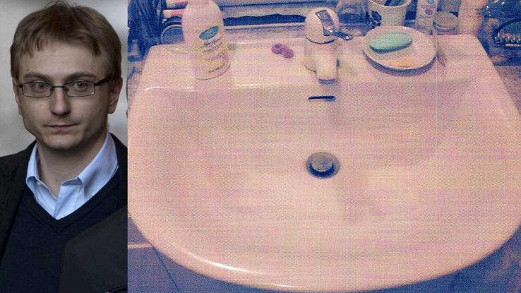 Garlasco, c'&egrave; un'altra impronta di Alberto Stasi sul dispenser in bagno:  per il Ris &egrave; del mignolo destro