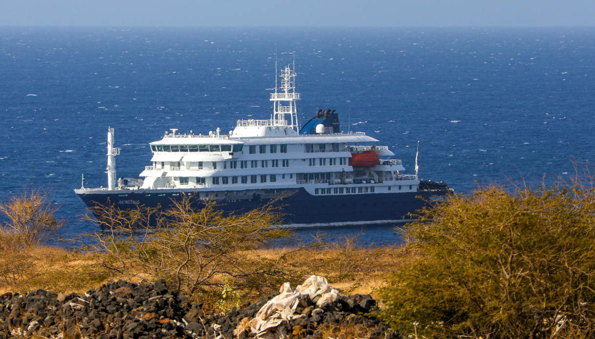 https://wips.plug.it/cips/notizie.virgilio.it/cms/2026/05/hantavirus-nave-da-crociera-hondius-tenerife-sbarco.jpg