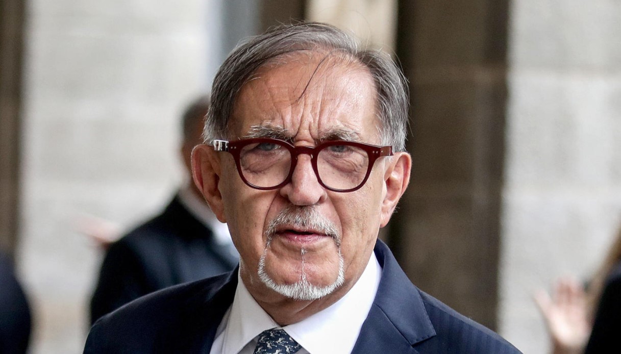 https://wips.plug.it/cips/notizie.virgilio.it/cms/2026/05/ignazio-la-russa-giorgio-almirante-antisemitismo.jpg