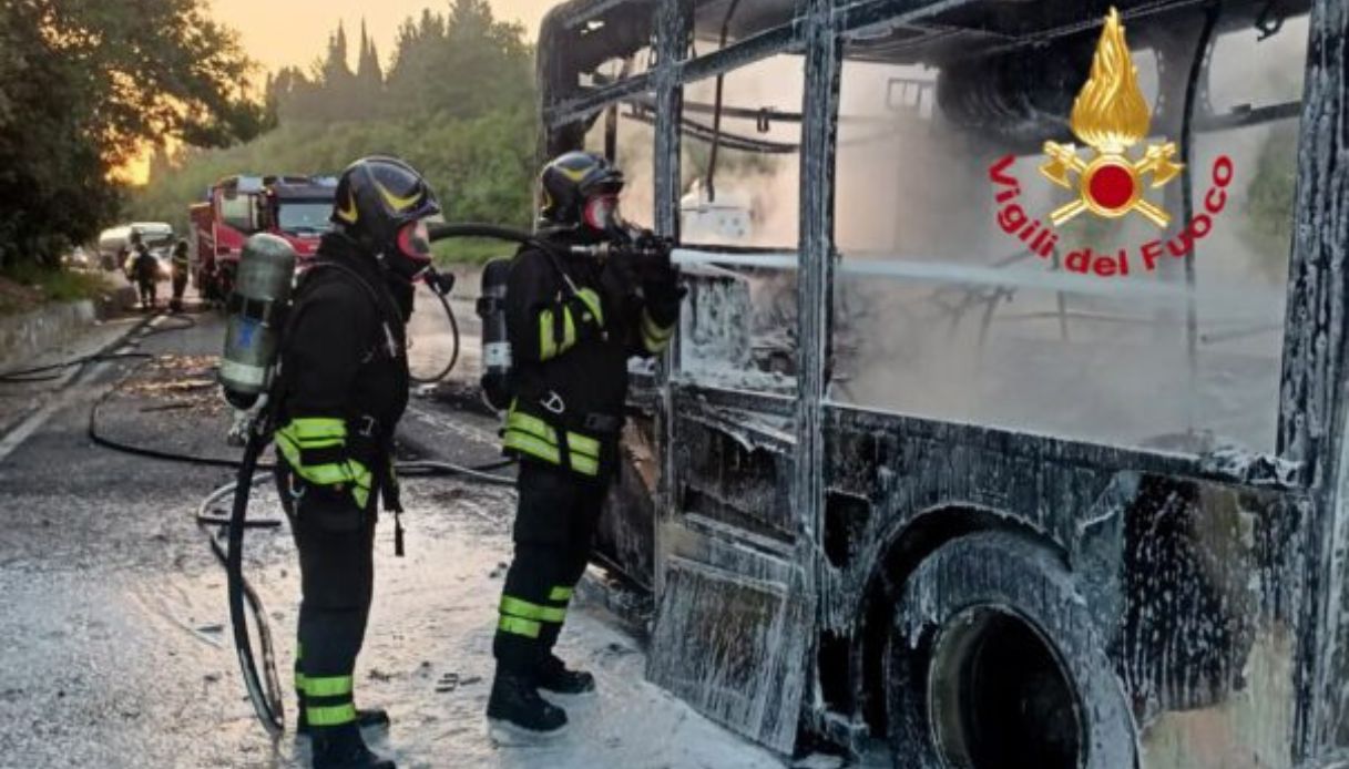 incendio sull autobus a lastra a signa veicolo divorato dalle fiamme autista illeso a bordo c era solo lui da Virgilio.it incendio sull autobus a lastra a signa veicolo divorato dalle fiamme autista illeso a bordo c era solo lui