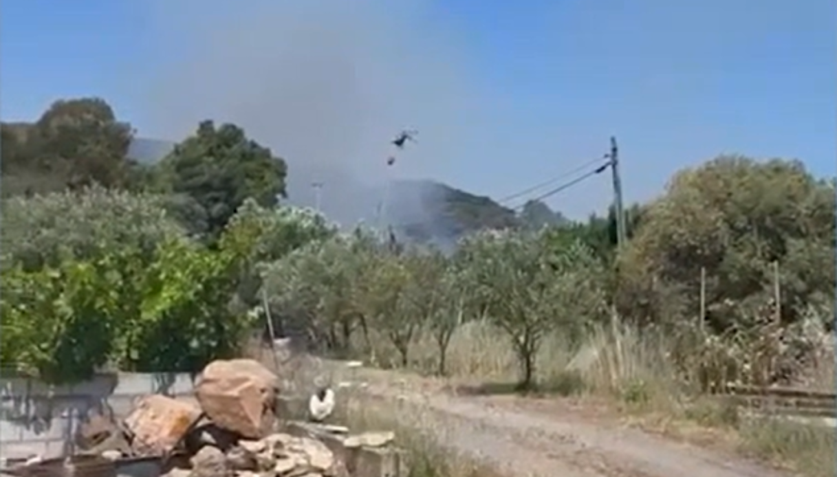 https://wips.plug.it/cips/notizie.virgilio.it/cms/2026/05/incendio-domus-de-maria-cagliari.png