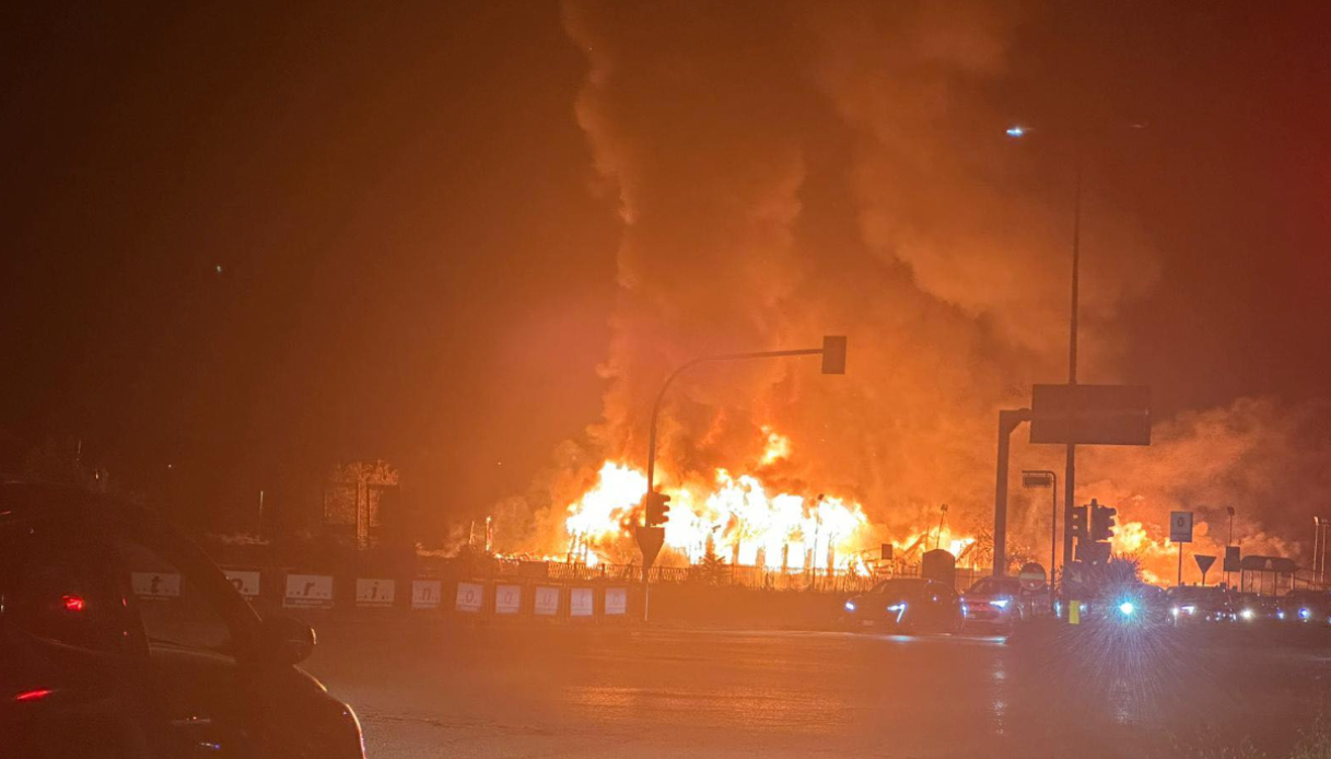 https://wips.plug.it/cips/notizie.virgilio.it/cms/2026/05/incendio-grugliasco.png