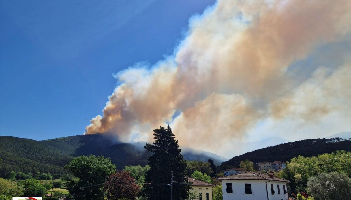 https://wips.plug.it/cips/notizie.virgilio.it/cms/2026/05/incendio-monte-faeta-indagati-giardinieri-2.jpg