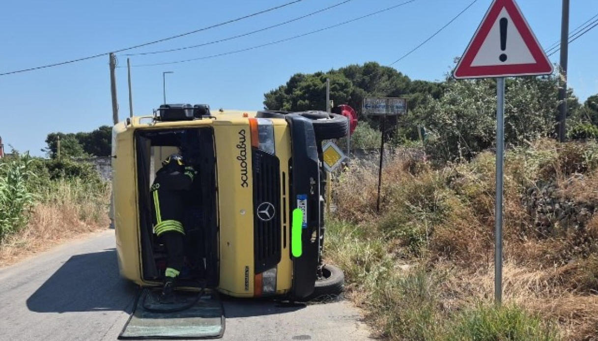 scuolabus ribaltato a mazara del vallo conducente del suv positivo alla cocaina e senza patente da Virgilio.it scuolabus ribaltato a mazara del vallo conducente del suv positivo alla cocaina e senza patente